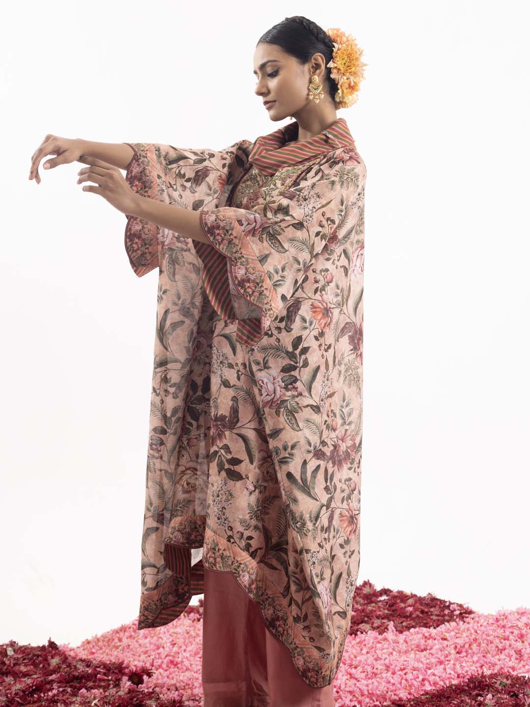 Printed kaftan paired with plain pants.