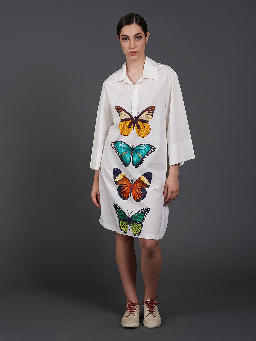 White cotton kurta showcasing abstract digital print in the front. - samantchauhan