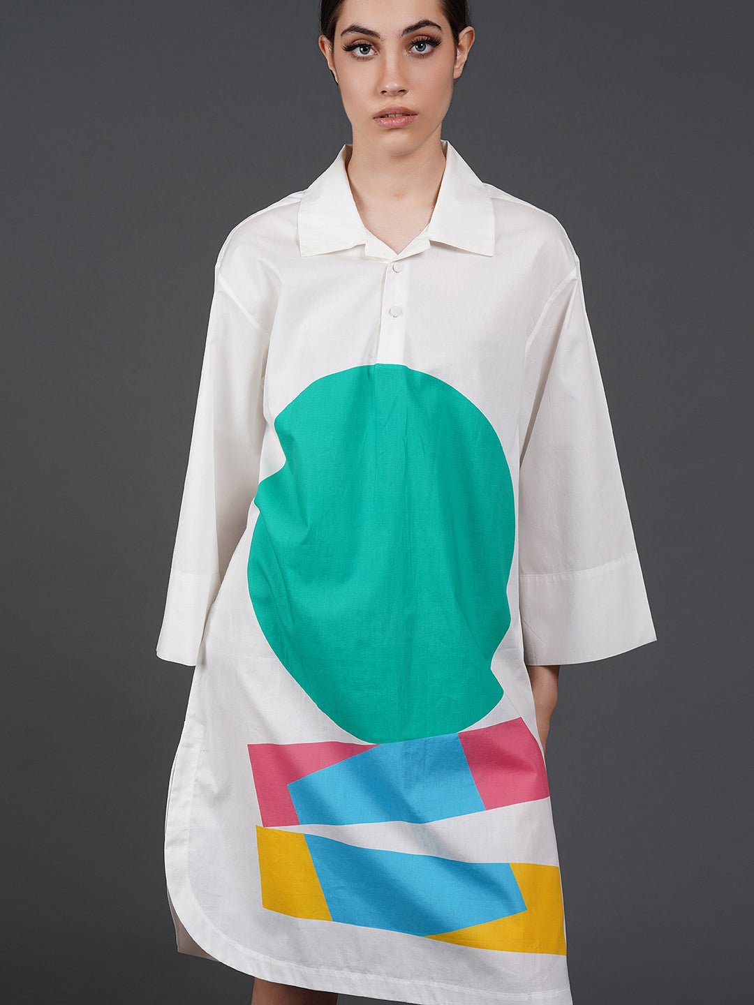 White cotton kurta showcasing abstract digital print in the front. - samantchauhan