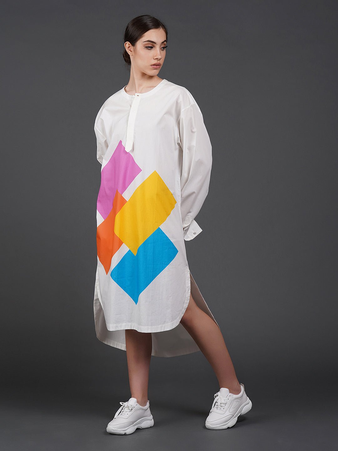 White cotton kurta showcasing abstract digital print in the front. - samantchauhan