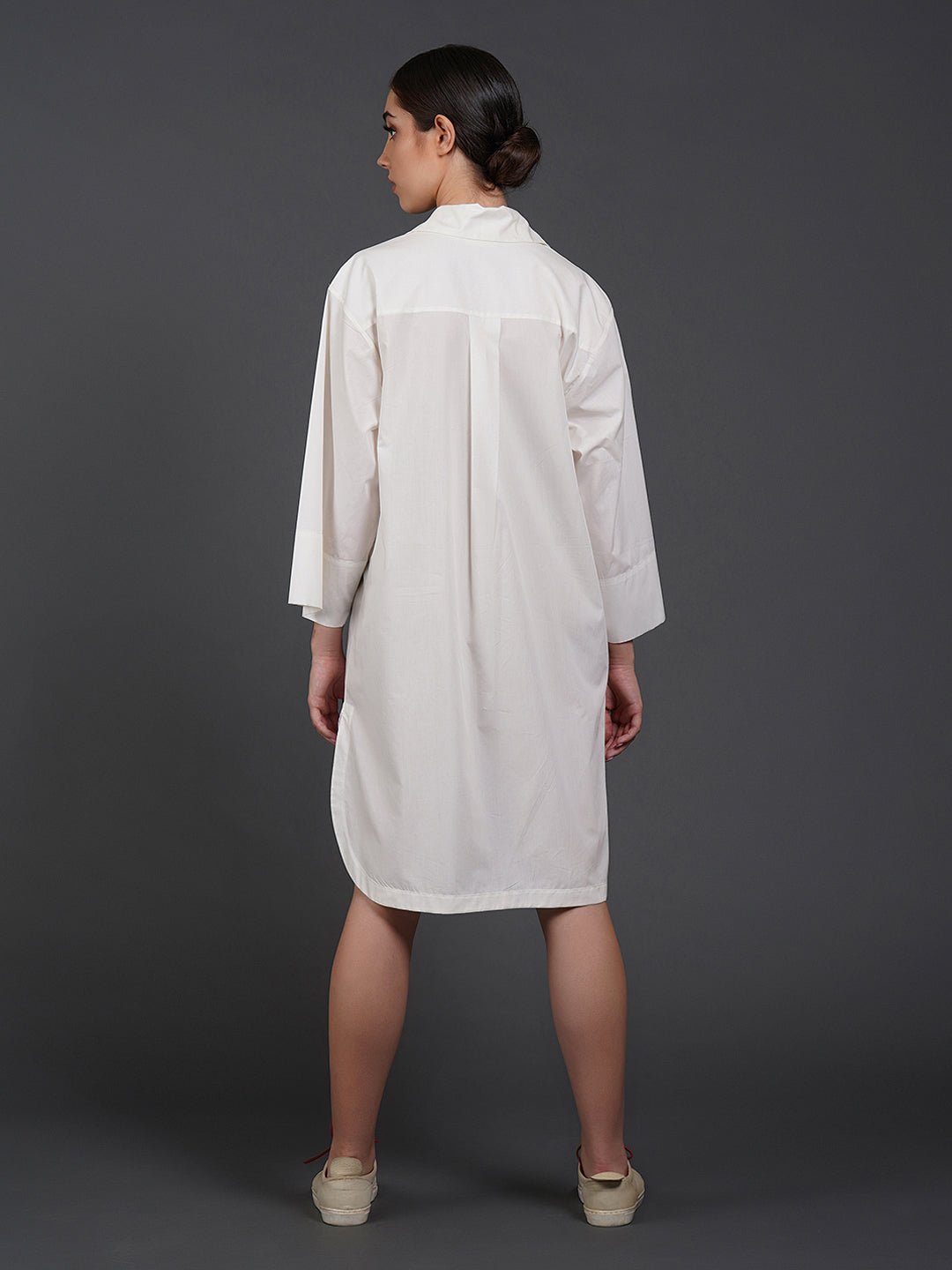 White cotton kurta showcasing abstract digital print in the front. - samantchauhan