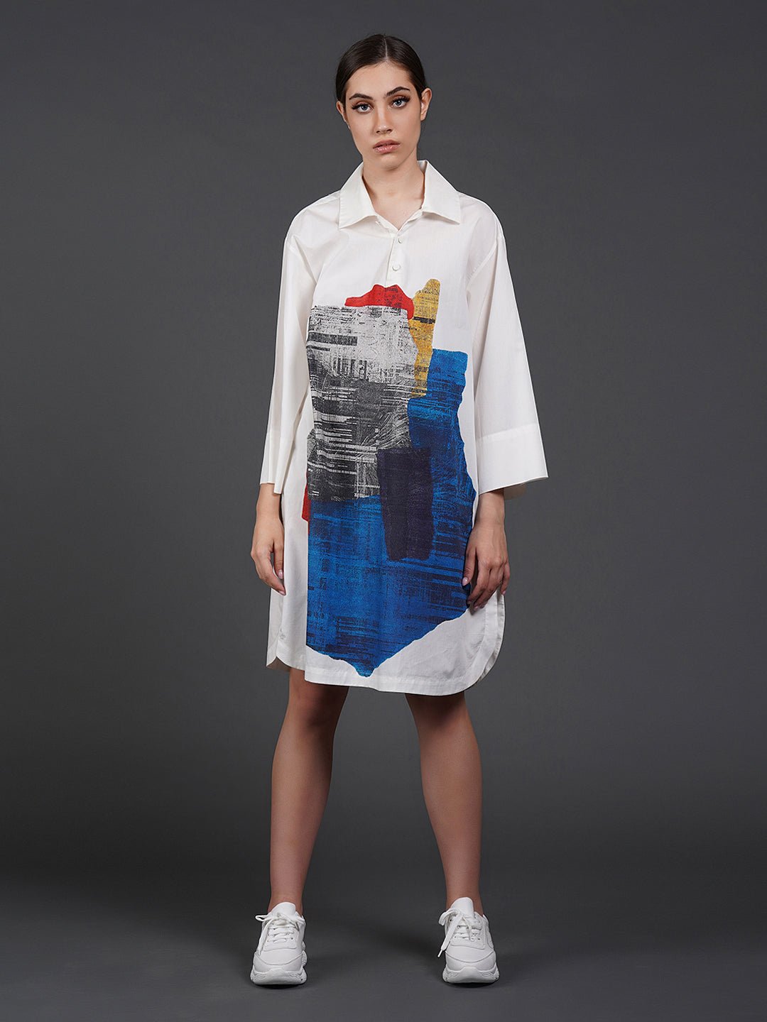 White cotton kurta showcasing abstract digital print in the front. - samantchauhan