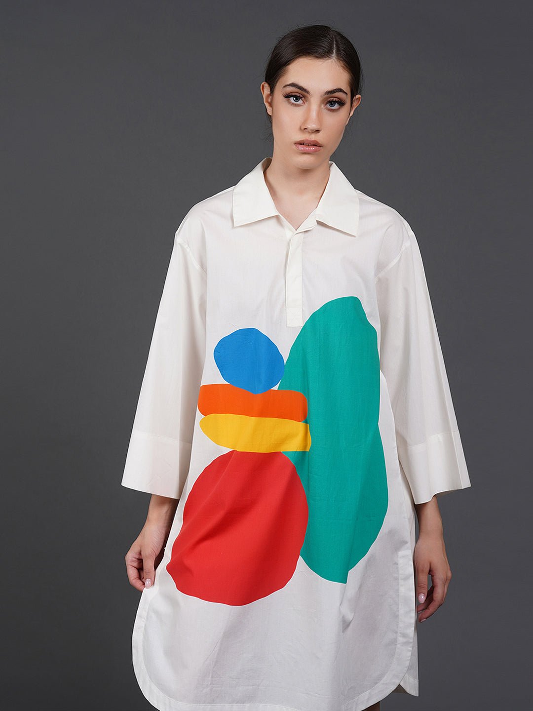 White cotton kurta showcasing abstract digital print in the front. - samantchauhan