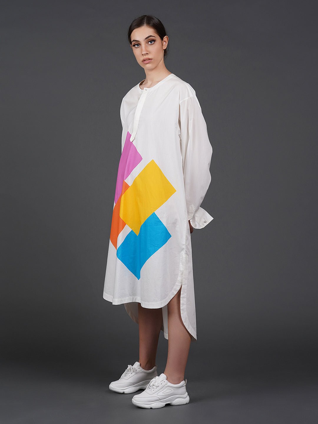 White cotton kurta showcasing abstract digital print in the front. - samantchauhan