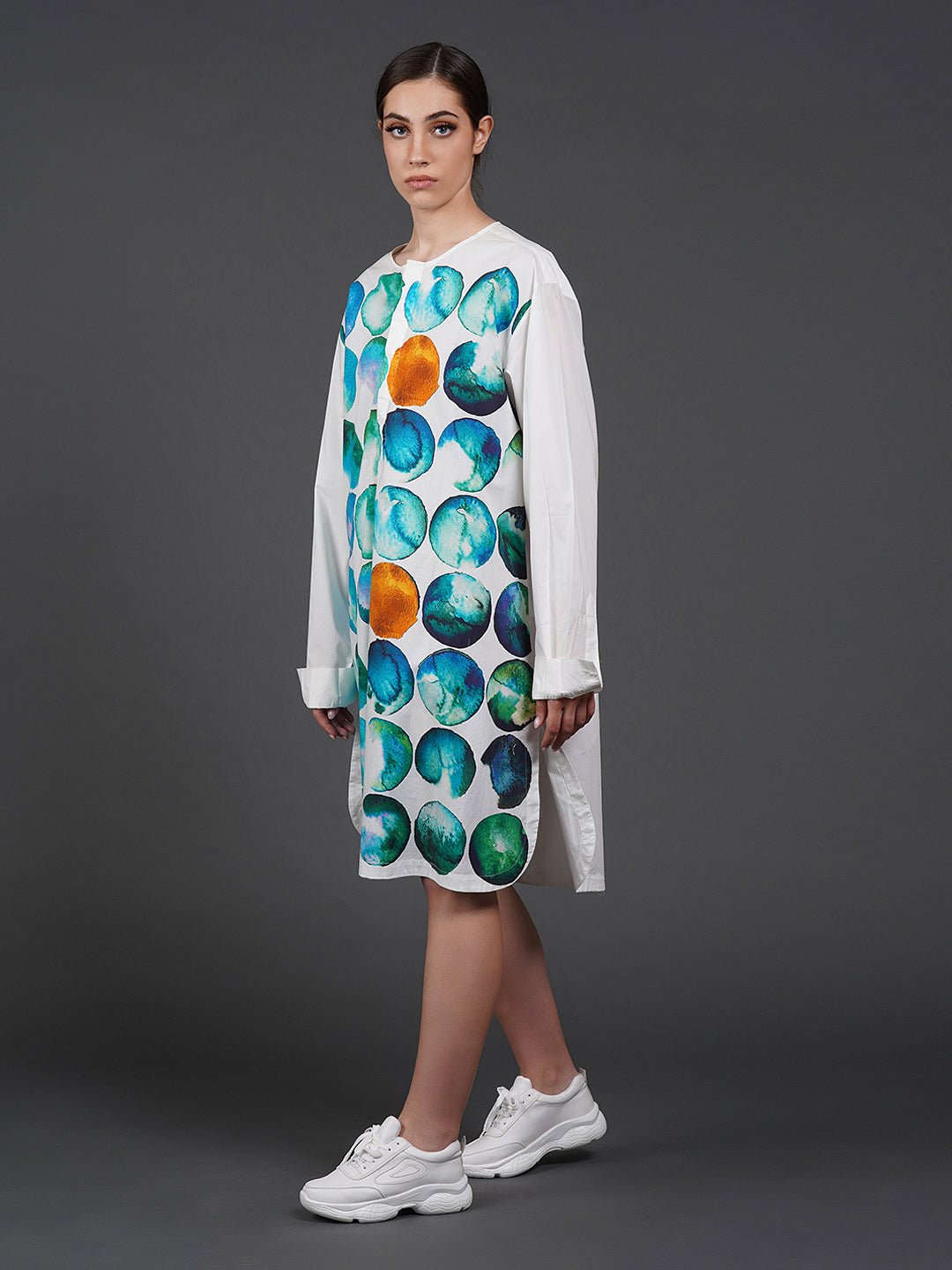 White cotton kurta showcasing abstract digital print in the front. - samantchauhan