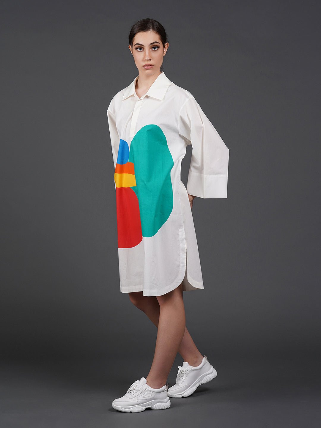 White cotton kurta showcasing abstract digital print in the front. - samantchauhan