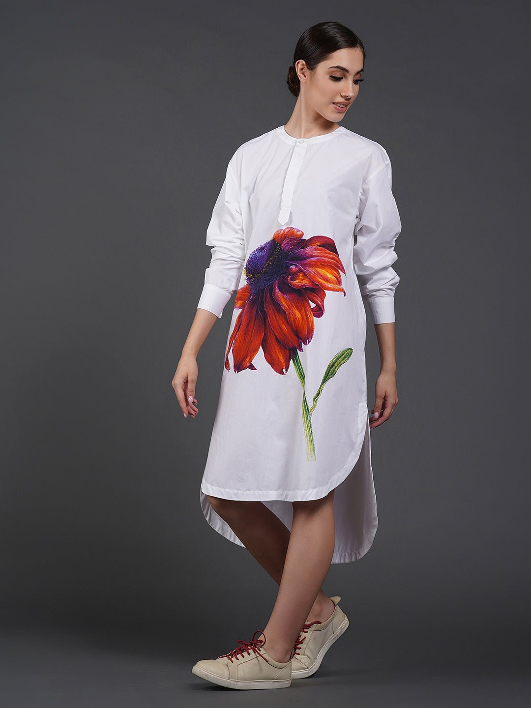 White cotton kurta showcasing abstract digital print in the front. - samantchauhan