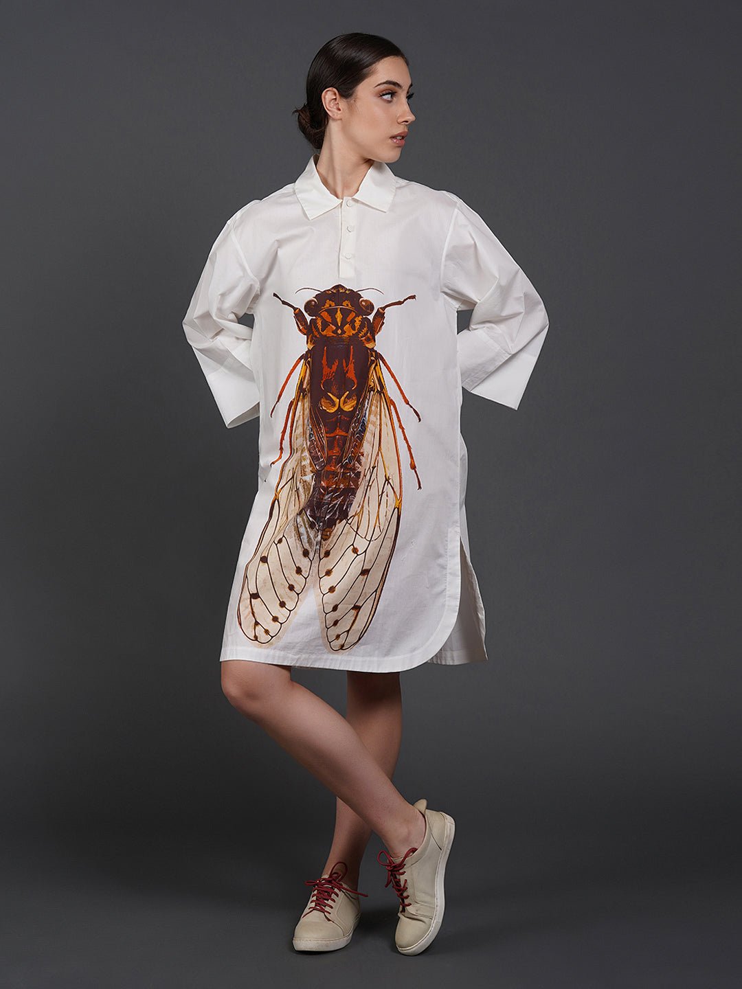 White cotton kurta showcasing abstract digital print in the front. - samantchauhan