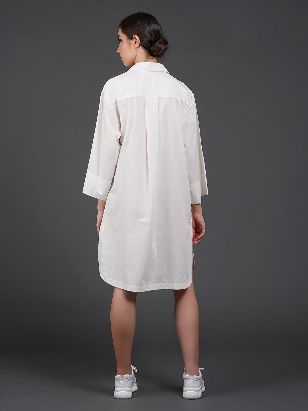 White cotton kurta showcasing abstract digital print in the front. - samantchauhan