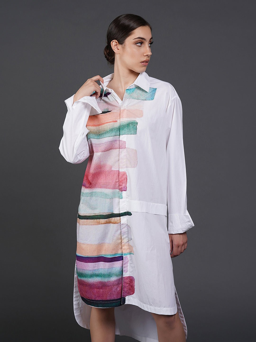 White cotton kurta showcasing abstract digital print in the front. - samantchauhan