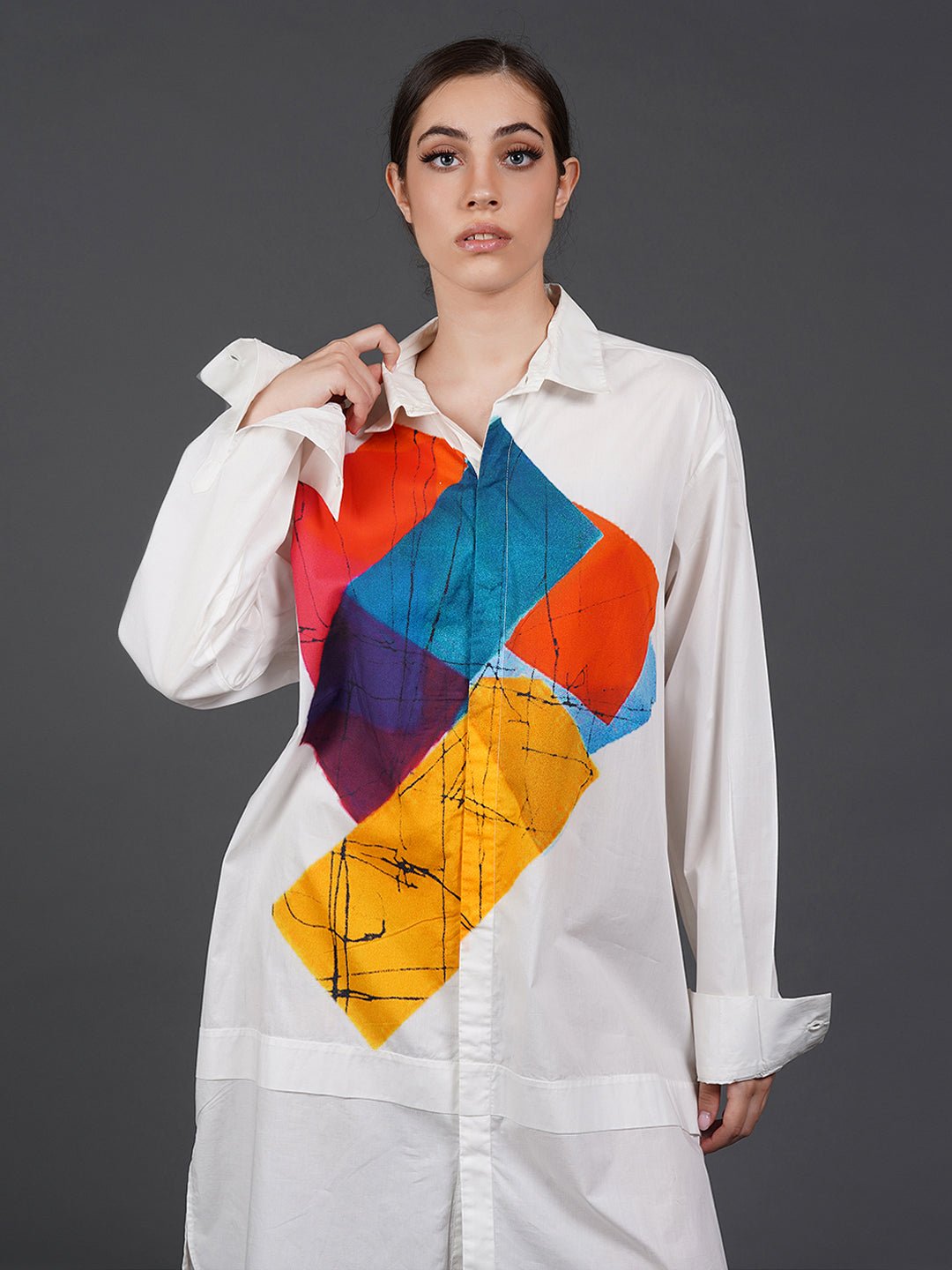 White cotton kurta showcasing abstract digital print in the front. - samantchauhan