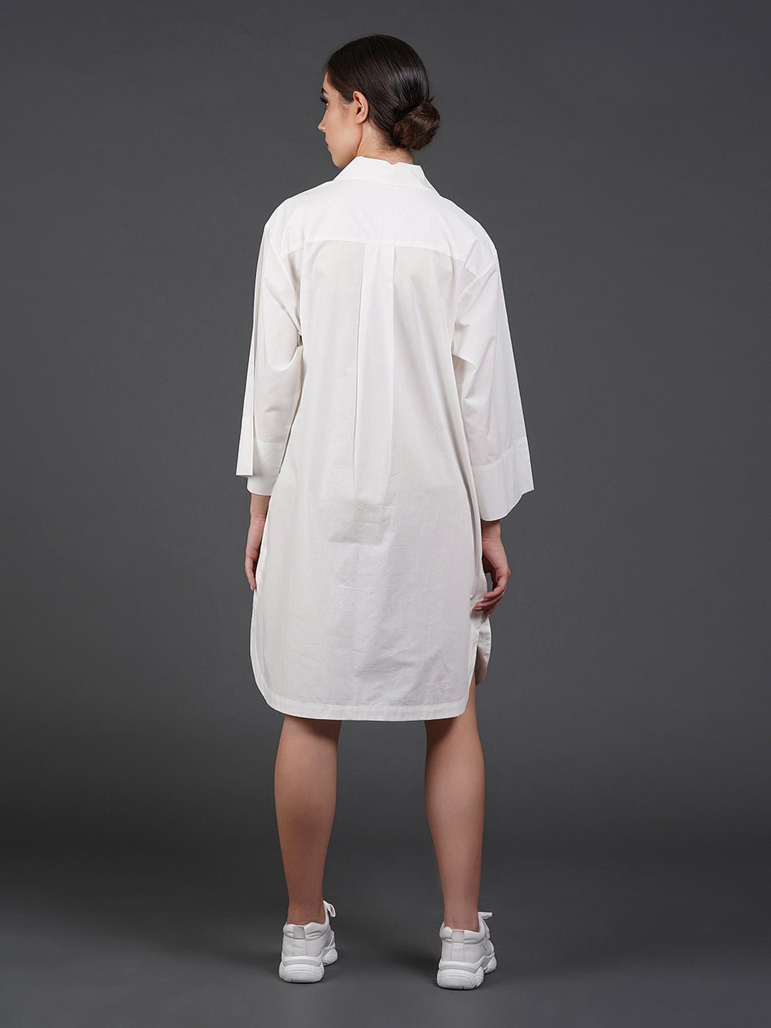 White cotton kurta showcasing abstract digital print in the front. - samantchauhan