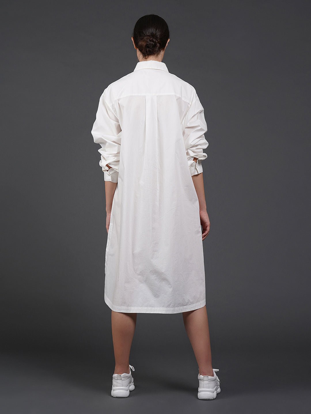 White cotton kurta showcasing abstract digital print in the front. - samantchauhan