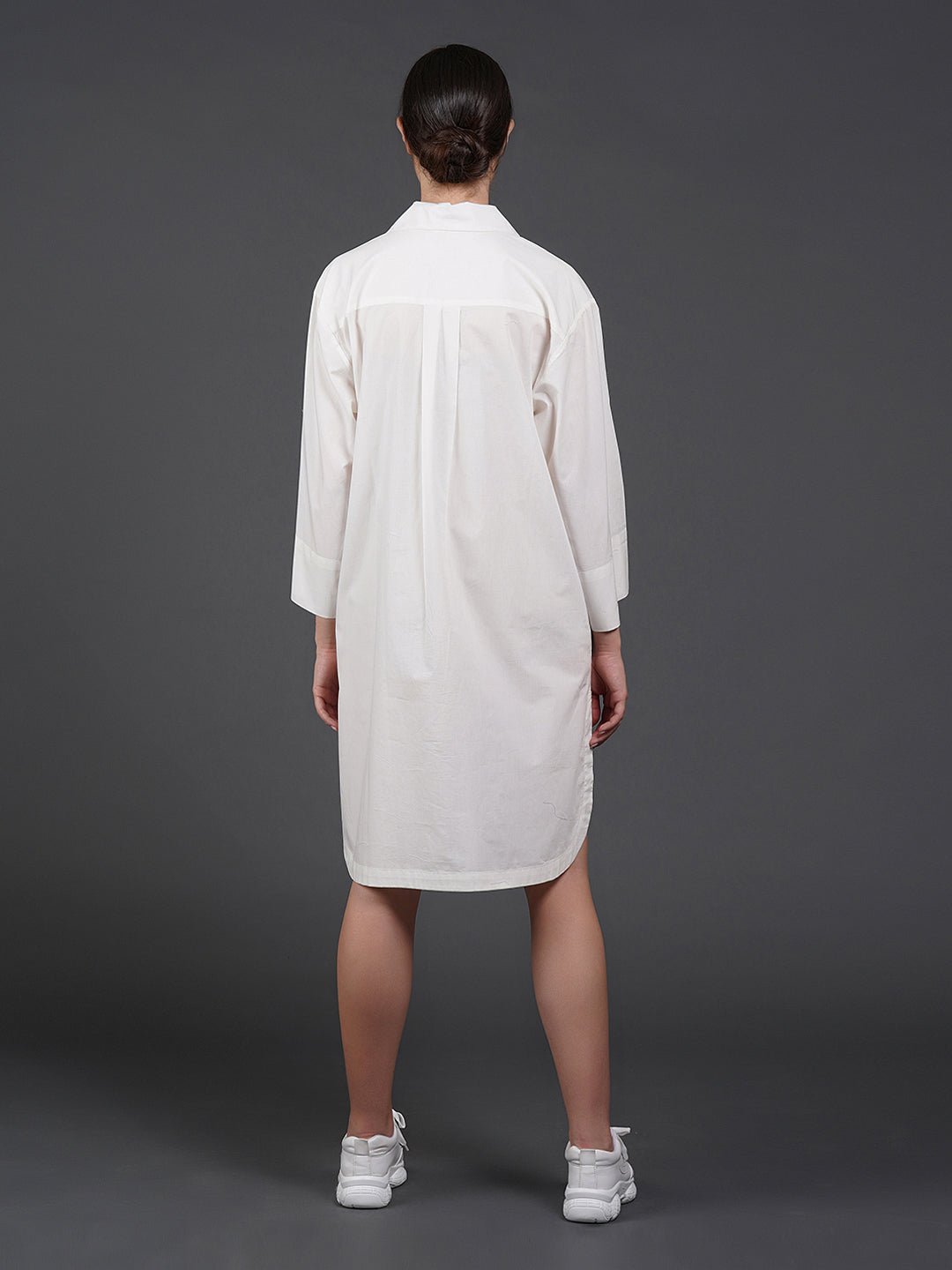 White cotton kurta showcasing abstract digital print in the front. - samantchauhan
