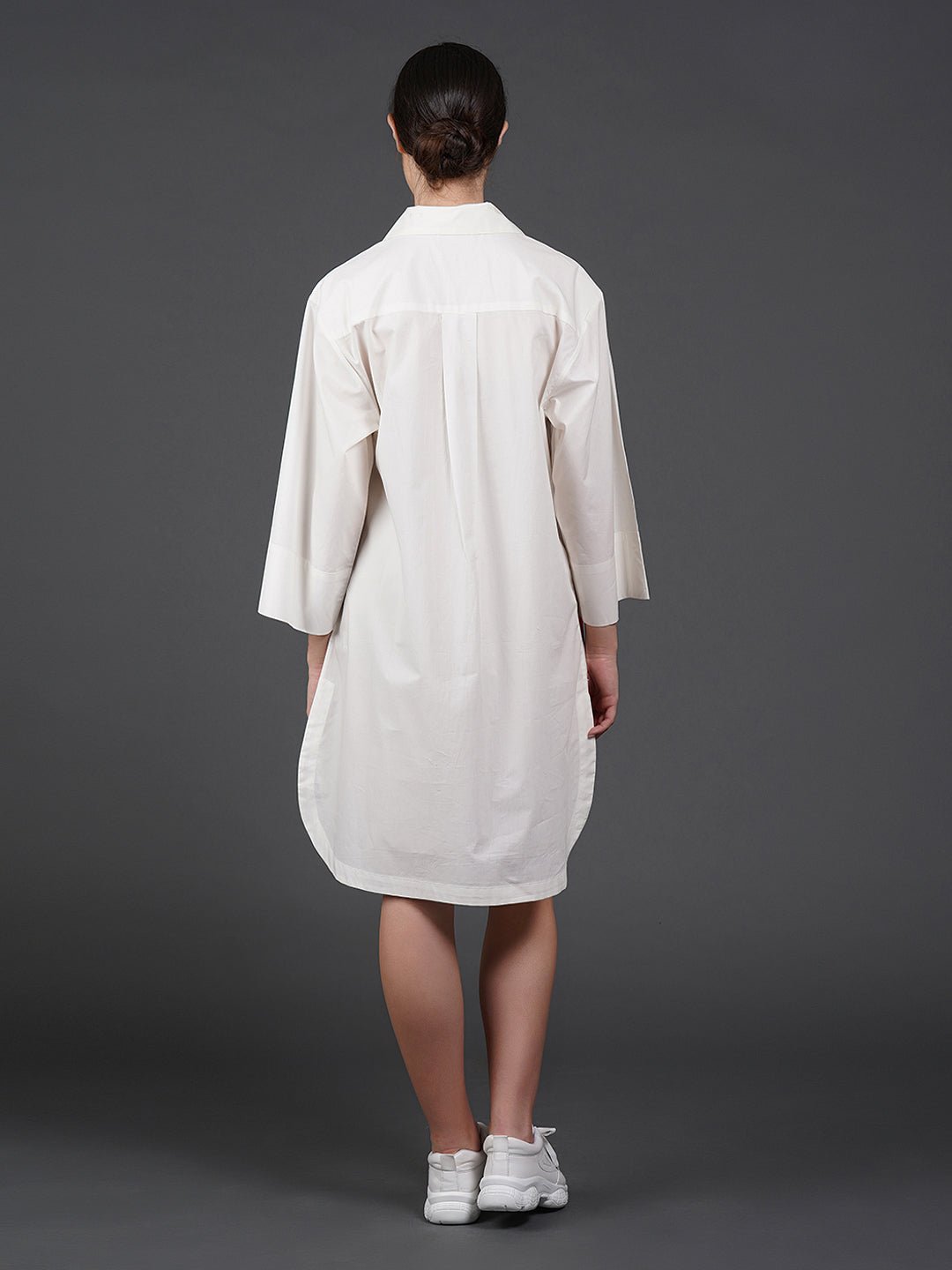 White cotton kurta showcasing abstract digital print in the front. - samantchauhan