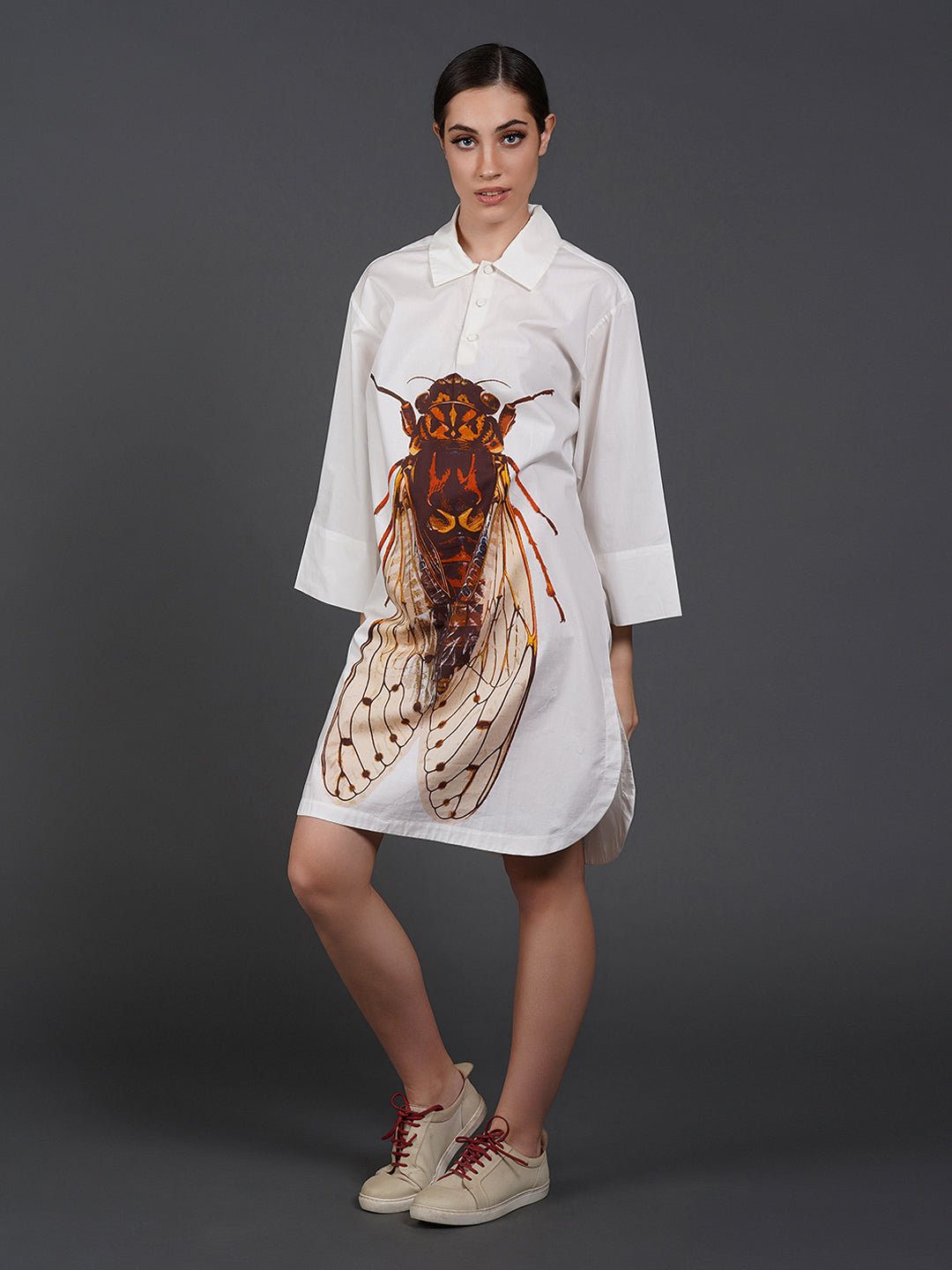 White cotton kurta showcasing abstract digital print in the front. - samantchauhan