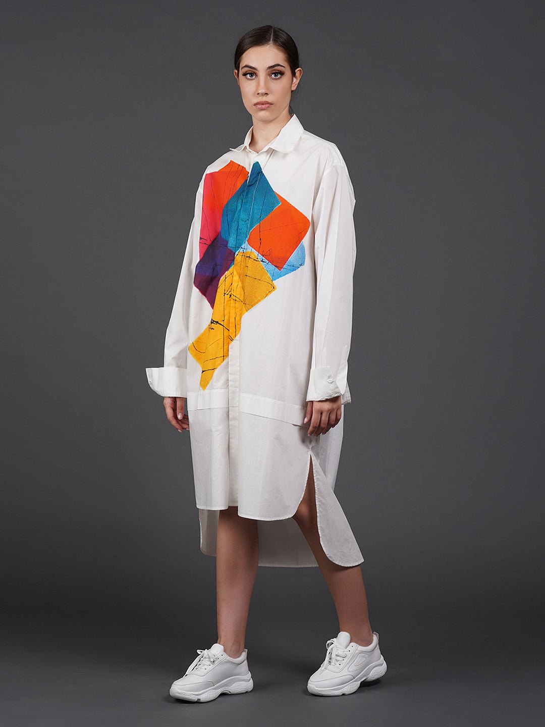 White cotton kurta showcasing abstract digital print in the front. - samantchauhan