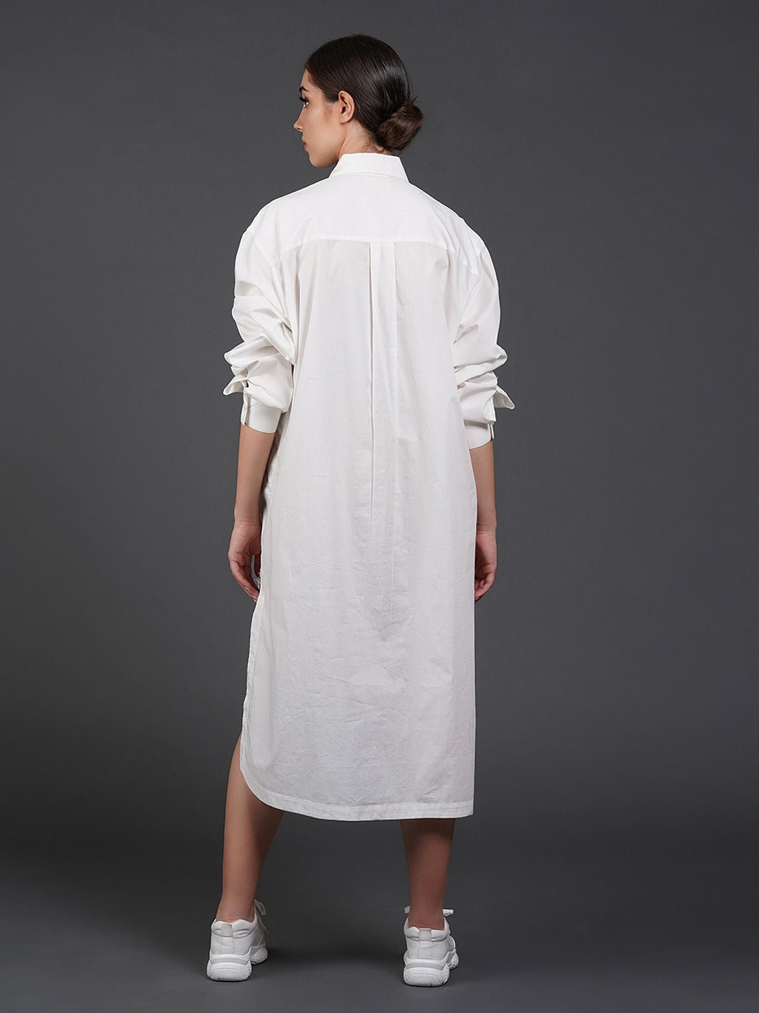 White cotton kurta showcasing abstract digital print in the front. - samantchauhan