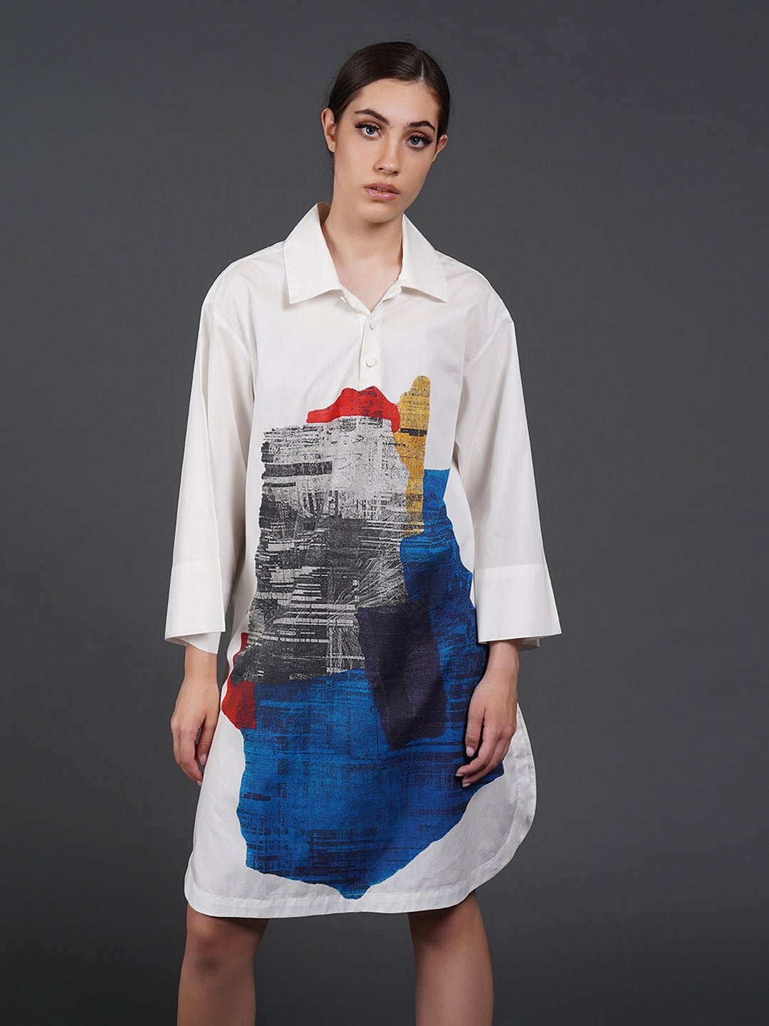 White cotton kurta showcasing abstract digital print in the front. - samantchauhan