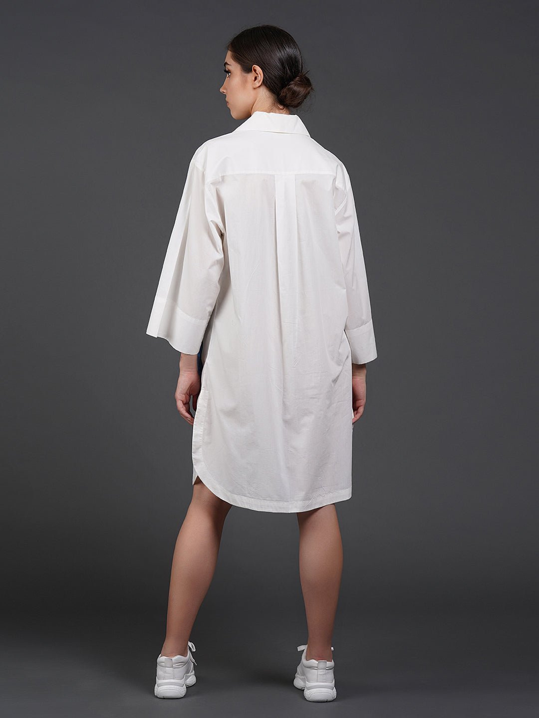 White cotton kurta showcasing abstract digital print in the front. - samantchauhan