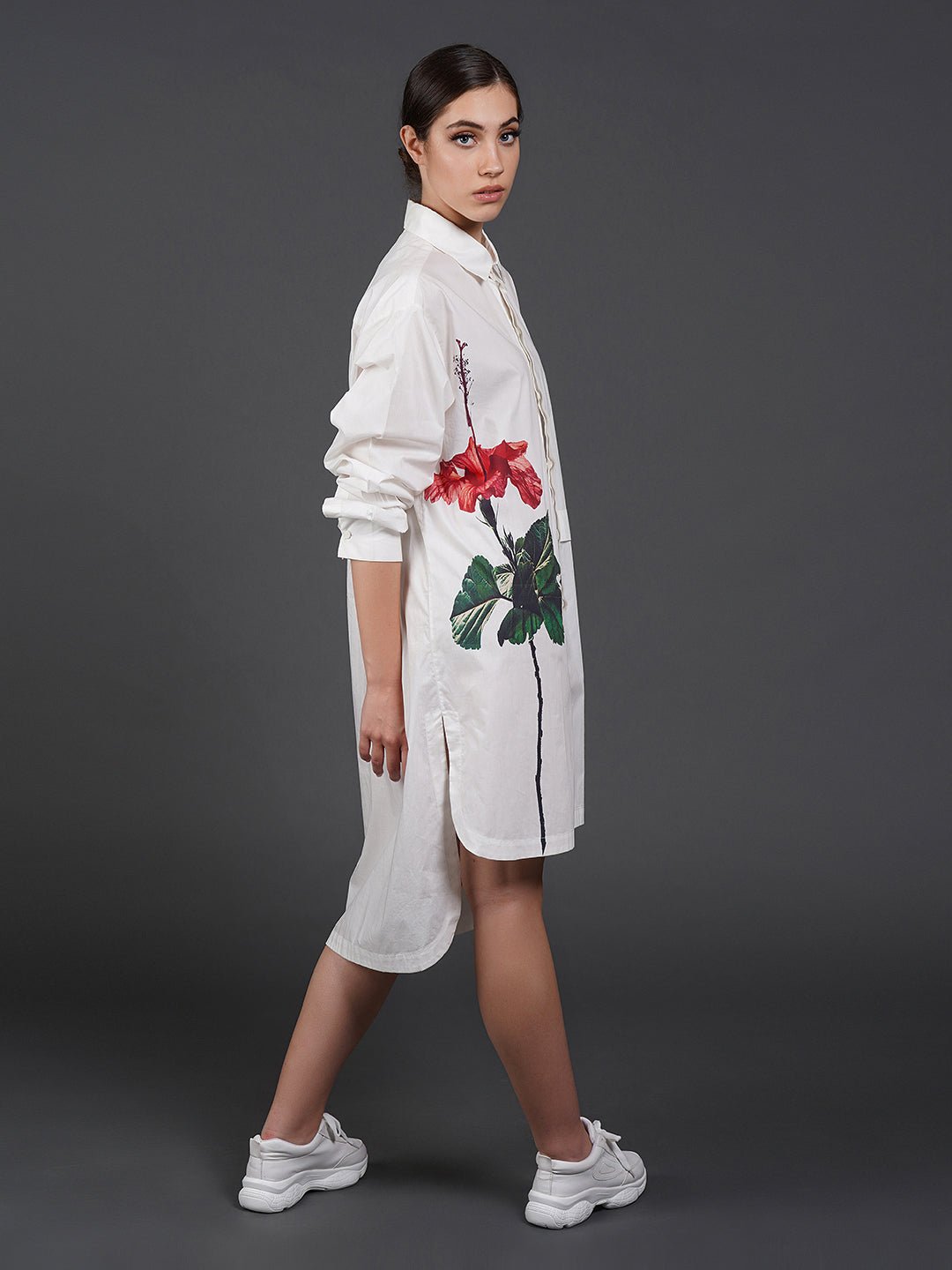 White cotton kurta showcasing abstract digital print in the front. - samantchauhan