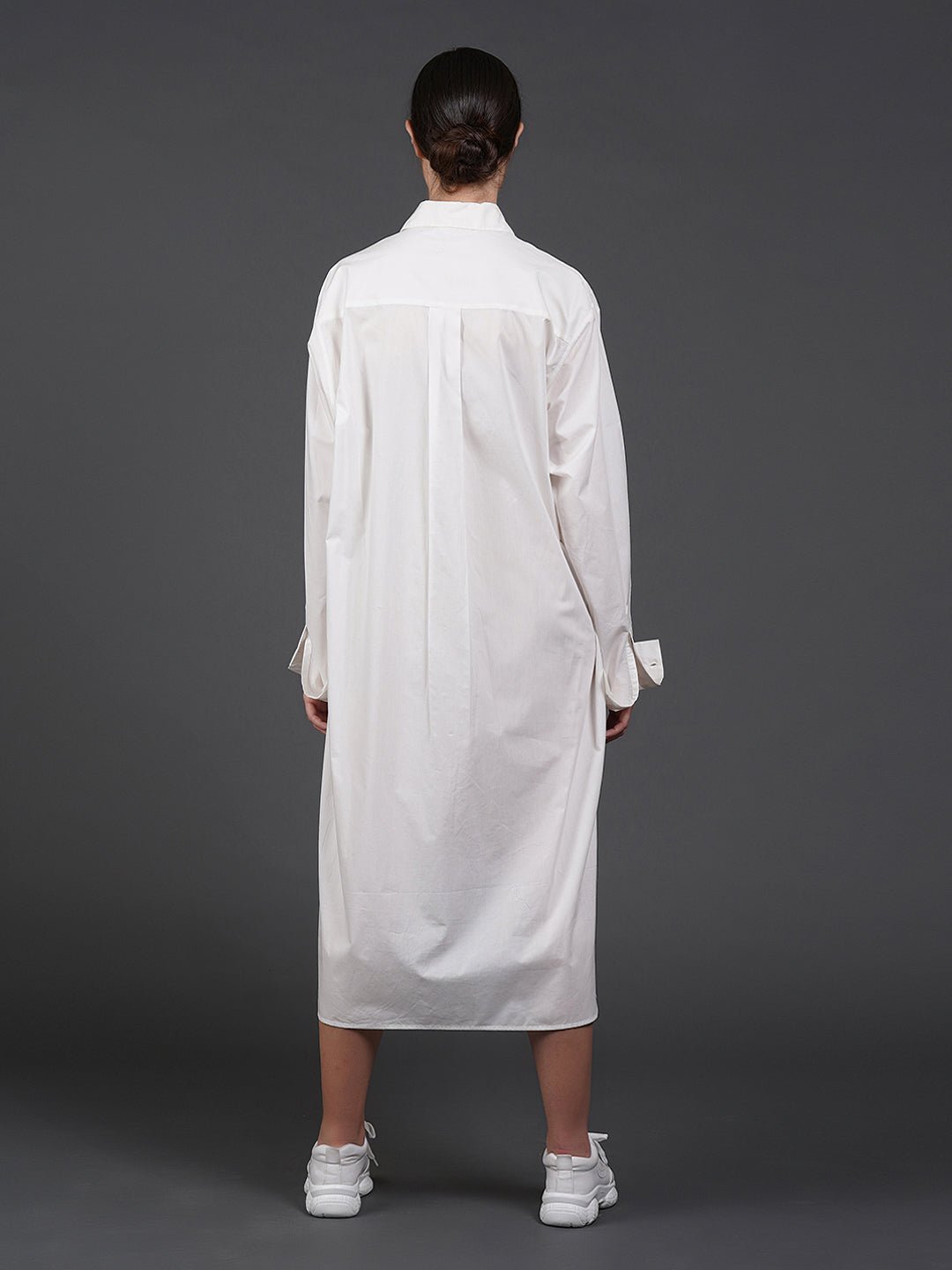 White cotton kurta showcasing abstract digital print in the front. - samantchauhan