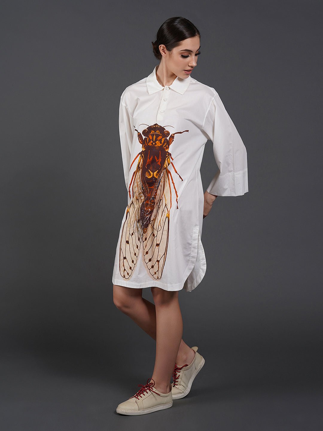 White cotton kurta showcasing abstract digital print in the front. - samantchauhan