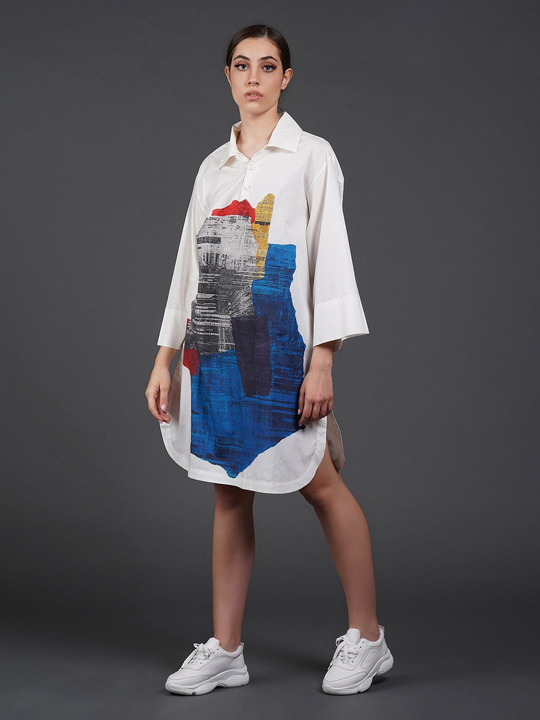 White cotton kurta showcasing abstract digital print in the front. - samantchauhan