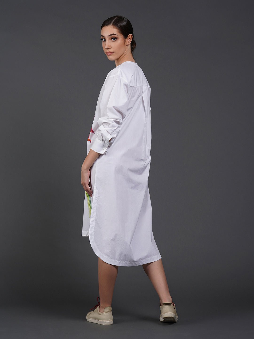 White cotton kurta showcasing abstract digital print in the front. - samantchauhan