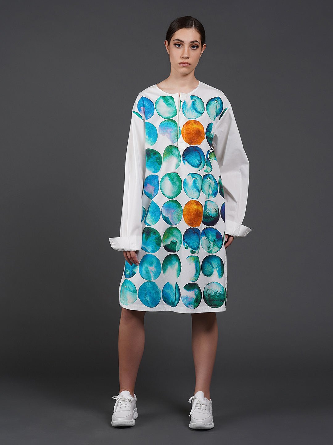 White cotton kurta showcasing abstract digital print in the front. - samantchauhan