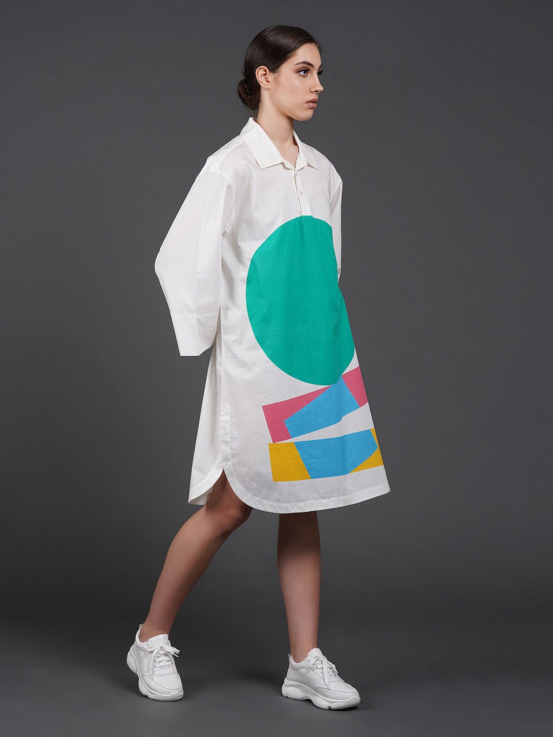 White cotton kurta showcasing abstract digital print in the front. - samantchauhan