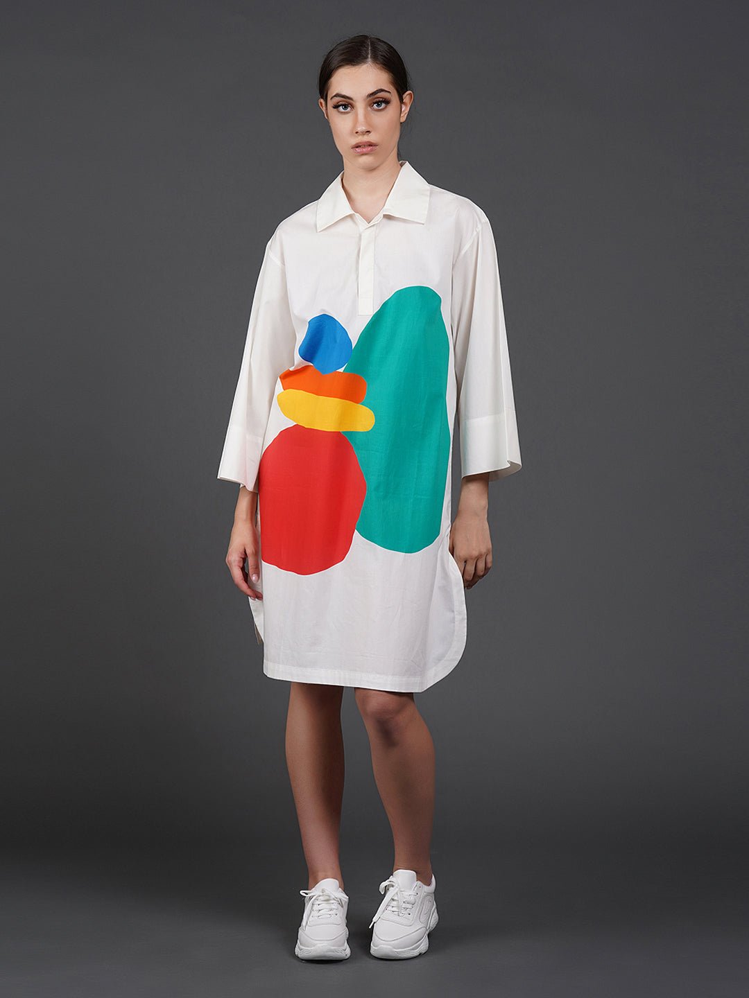 White cotton kurta showcasing abstract digital print in the front. - samantchauhan