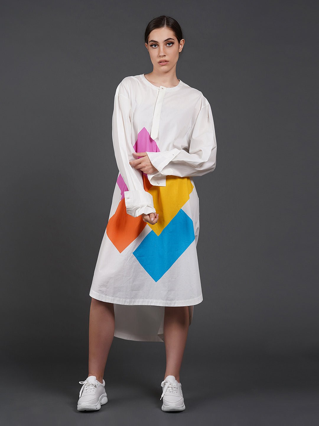 White cotton kurta showcasing abstract digital print in the front. - samantchauhan