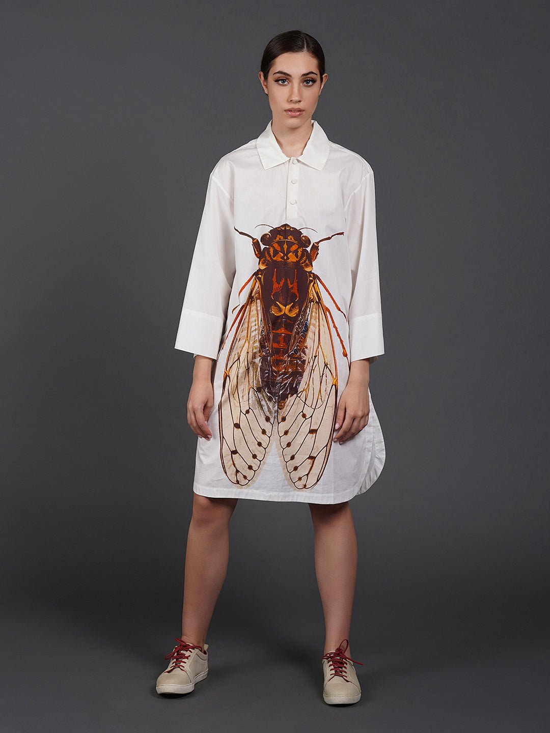 White cotton kurta showcasing abstract digital print in the front. - samantchauhan