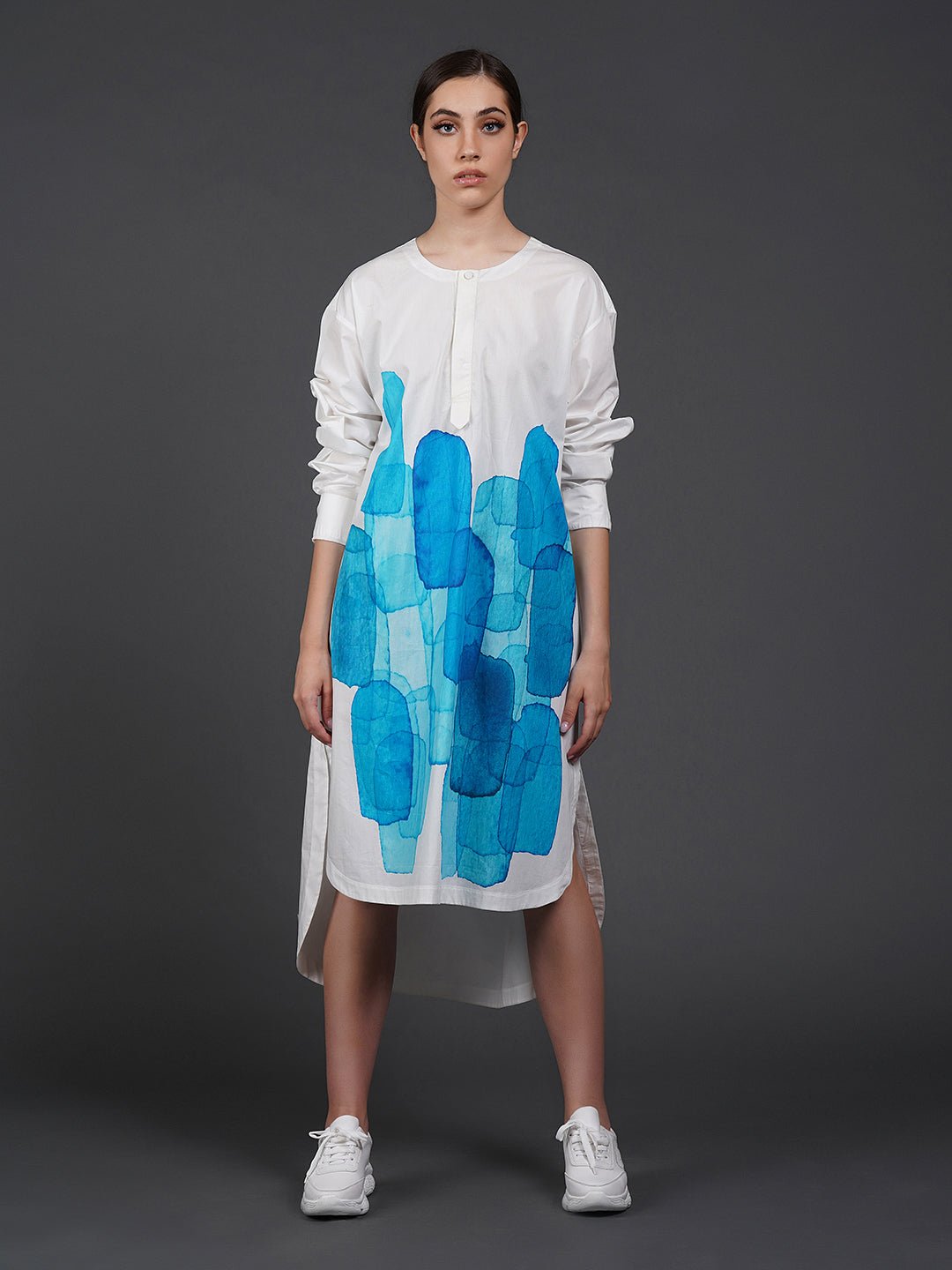 White cotton kurta showcasing abstract digital print in the front. - samantchauhan