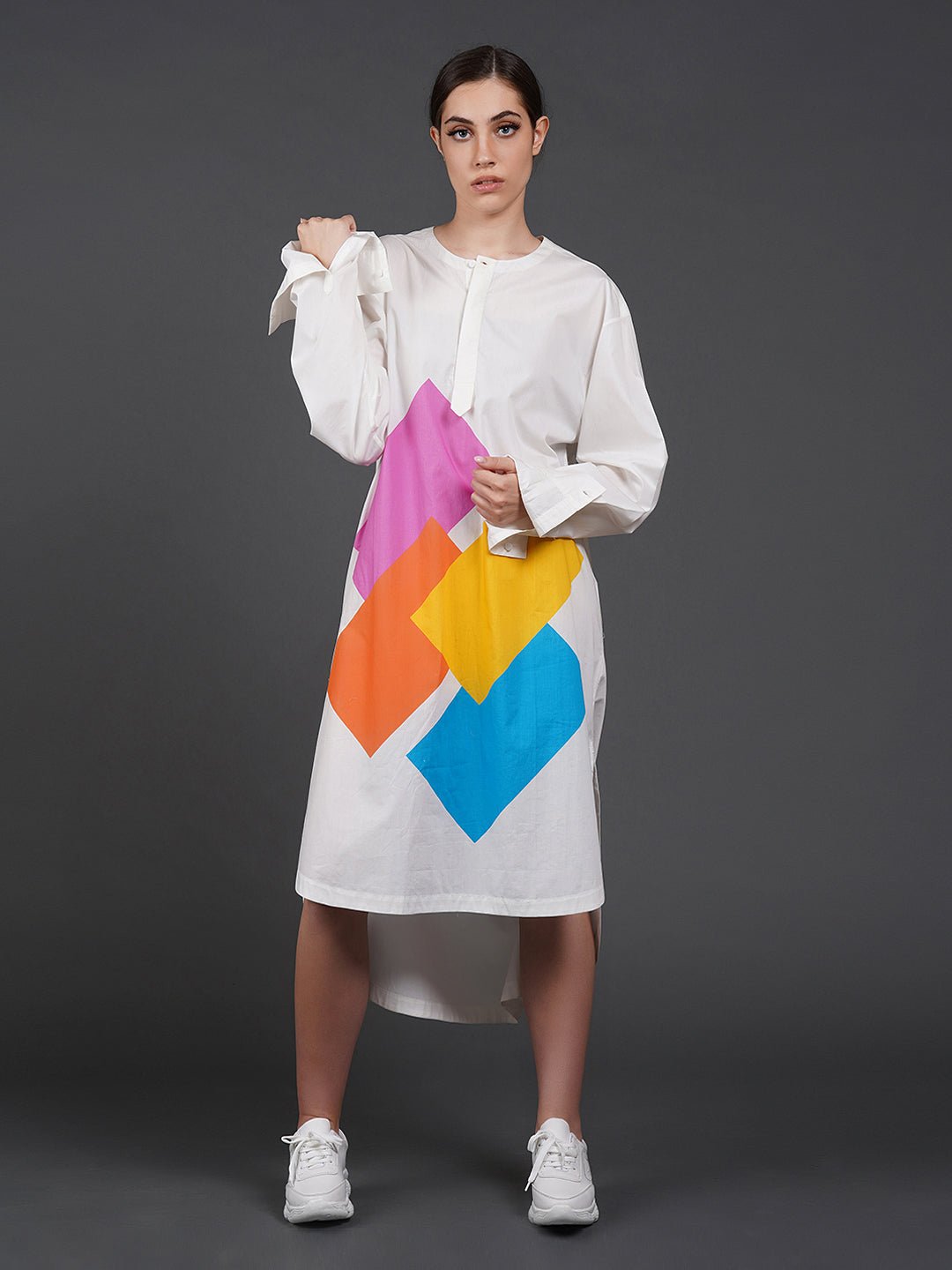 White cotton kurta showcasing abstract digital print in the front. - samantchauhan