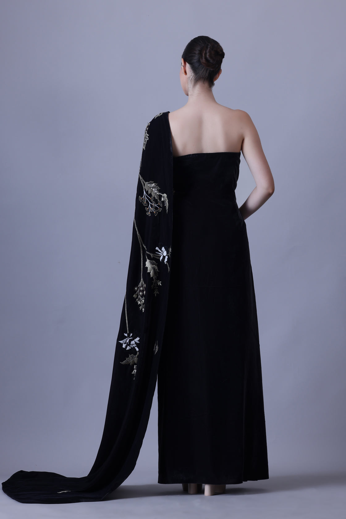 Elegant Black Gown Featuring a One-Shoulder Bodice with Embroidered Detailing