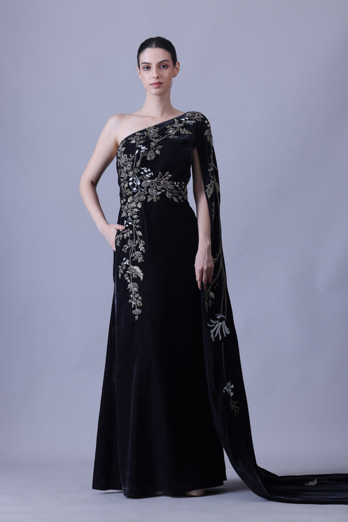 Elegant Black Gown Featuring a One-Shoulder Bodice with Embroidered Detailing