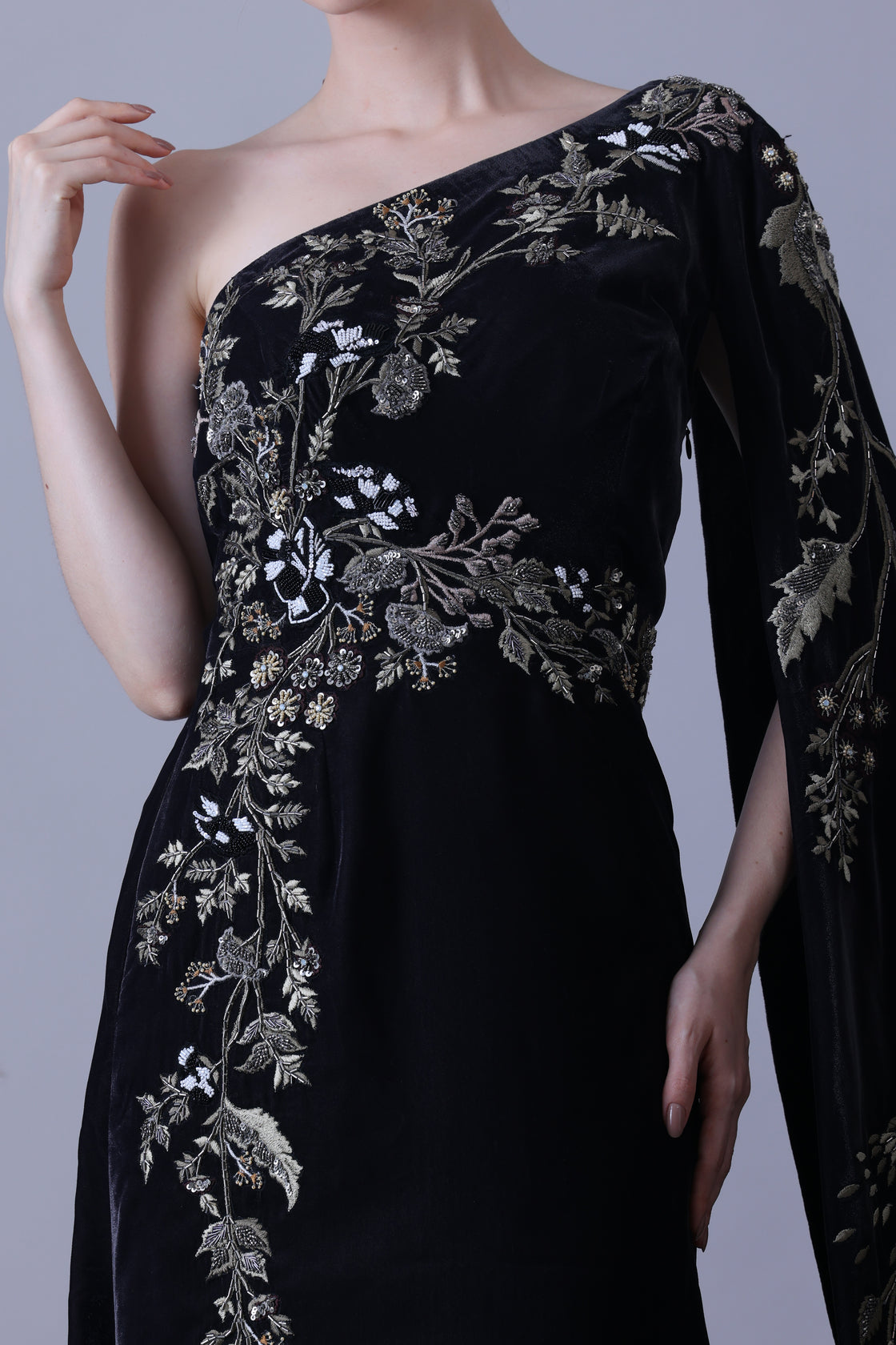 Elegant Black Gown Featuring a One-Shoulder Bodice with Embroidered Detailing