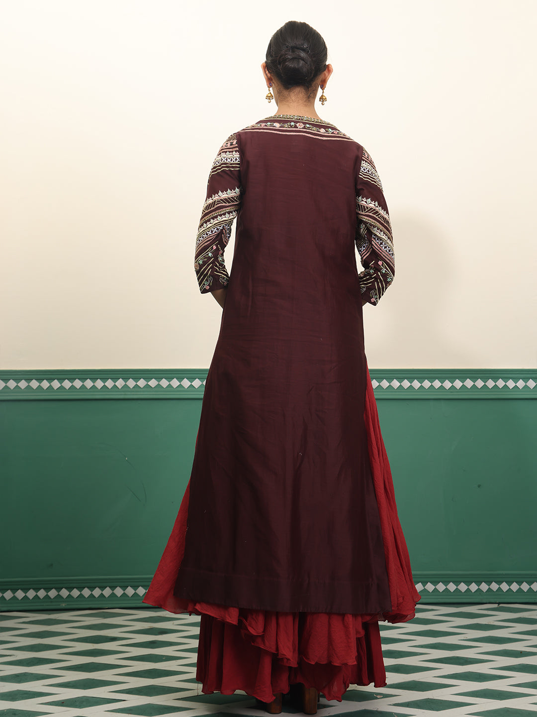 Straight fitted kurta with zardozi embroidery