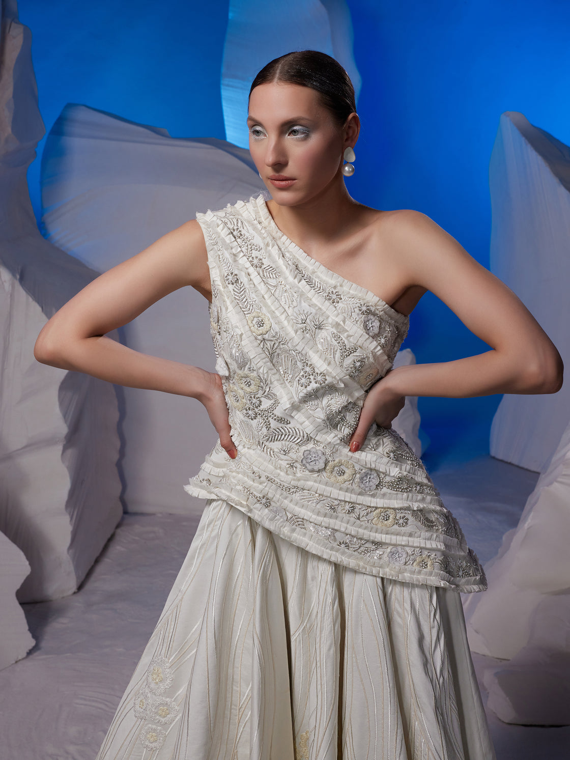 One-shoulder gown textured with frills