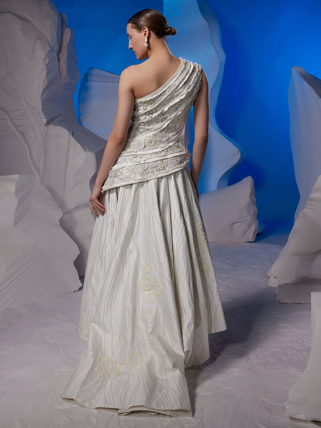 One-shoulder gown textured with frills