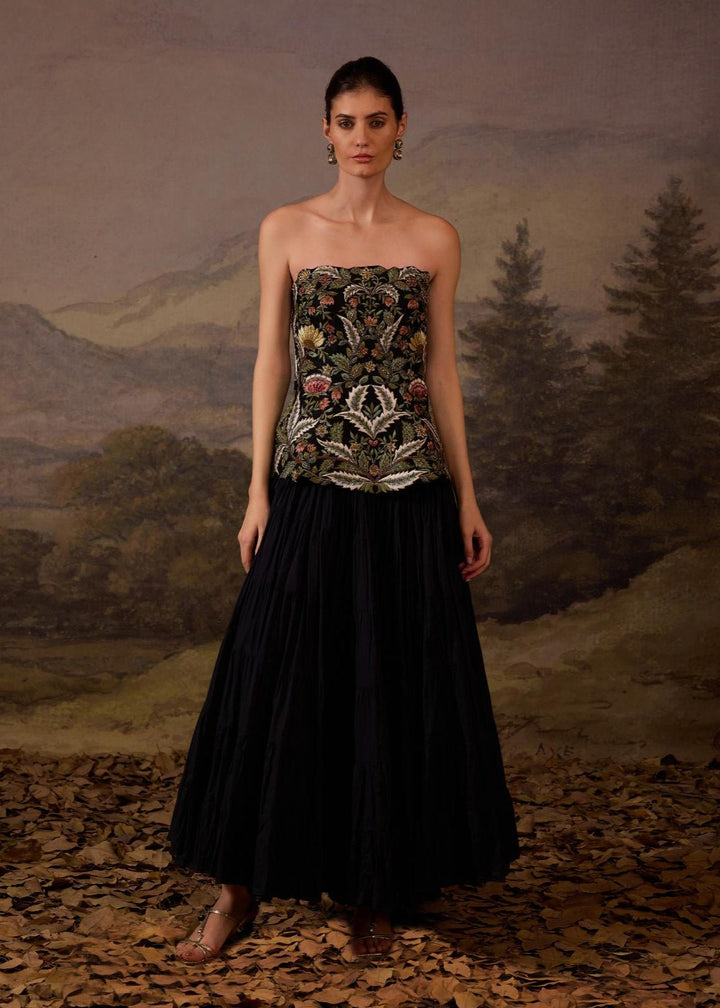 A elegant ensemble features a strapless corset embroidered with floral motif.