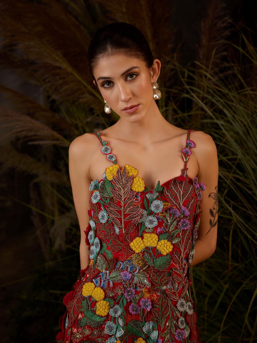 Mid-length dress featuring a 3D embroidered bodice