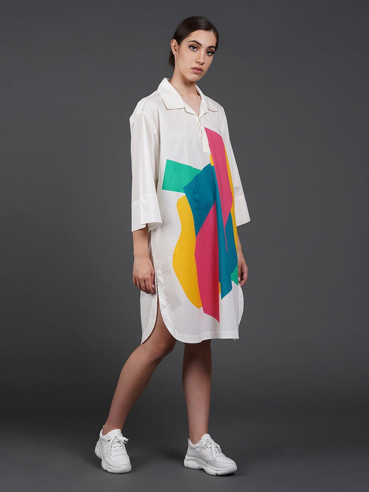 White cotton kurta showcasing abstract digital print in the front - samantchauhan