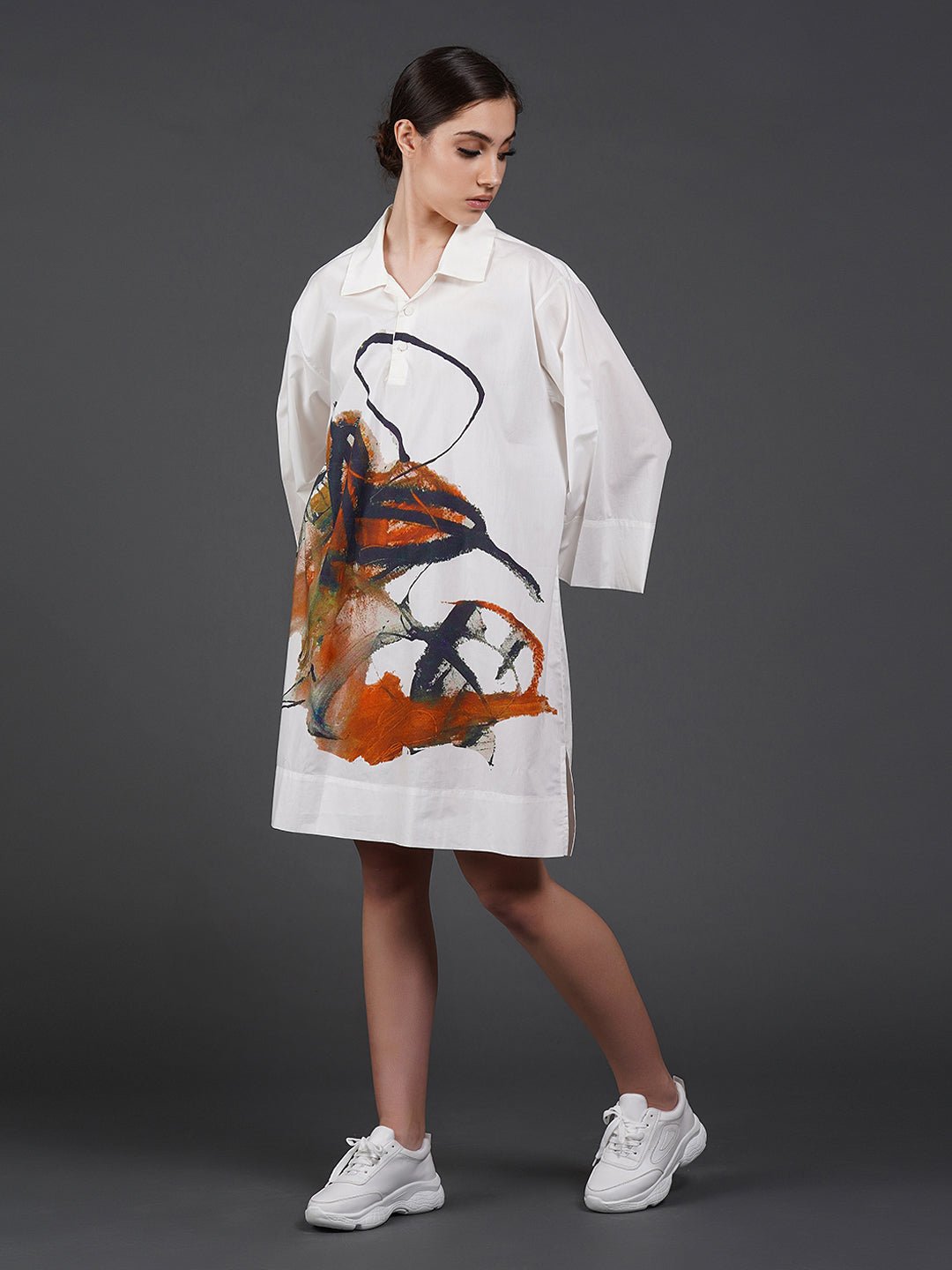 White cotton kurta showcasing abstract digital print in the front. - samantchauhan