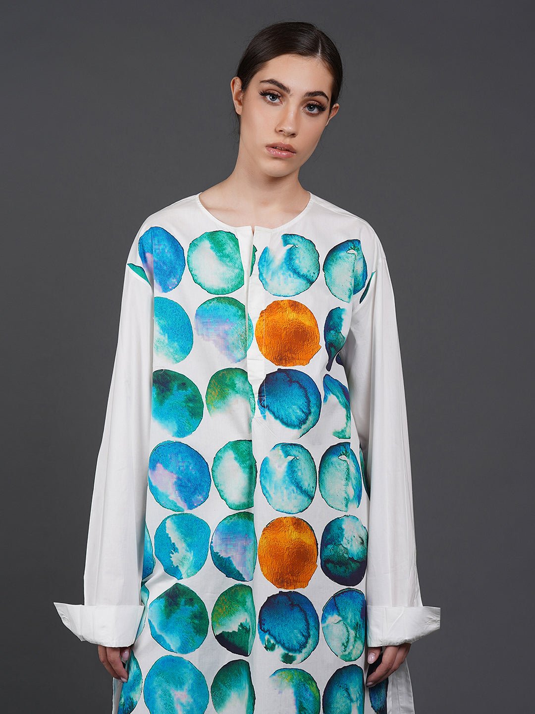 White cotton kurta showcasing abstract digital print in the front. - samantchauhan