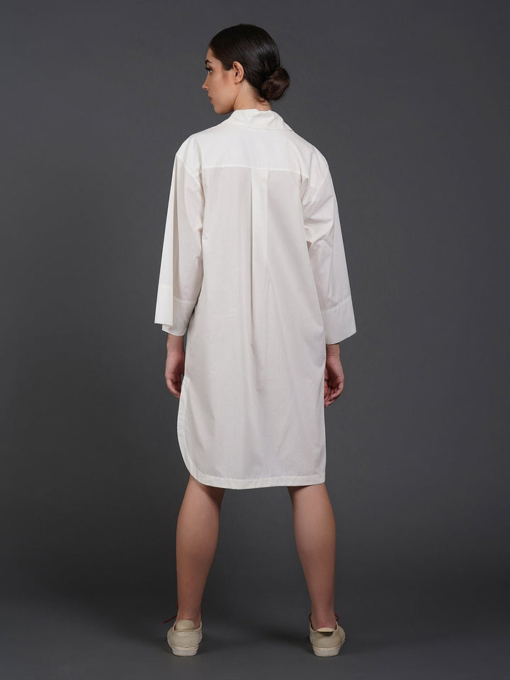 White cotton kurta showcasing abstract digital print in the front. - samantchauhan