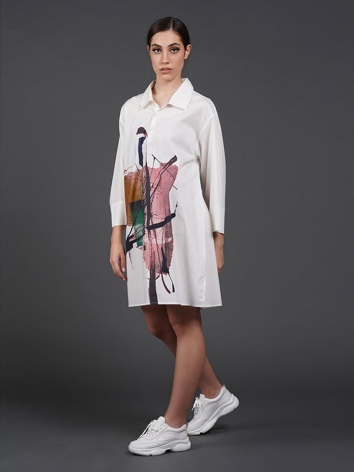 White cotton kurta showcasing abstract digital print in the front. - samantchauhan