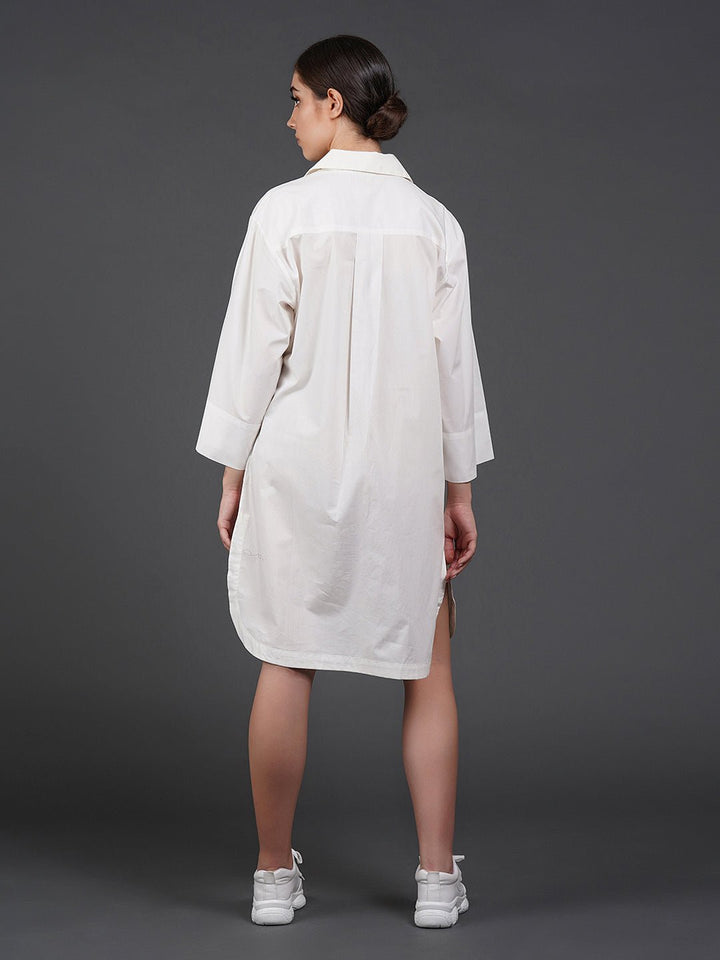 White cotton kurta showcasing abstract digital print in the front. - samantchauhan